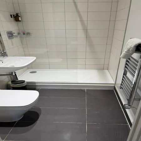 Stylish Townhouse With Parking - Pass The Keys 펜션 맨체스터