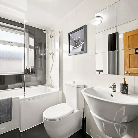 بيت للعطل Modern And Comfy 3 Bed Near Etihad, Coop Live Arena And Centre