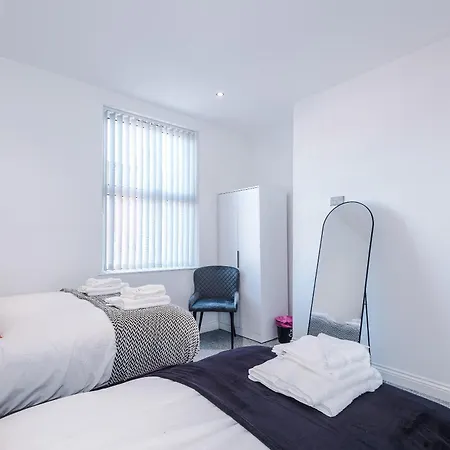 Holiday home 3 Bedroom Town House - Etihad Stadium - Free Parking *