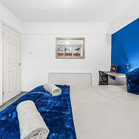 Luxury Group - - Sleeps 9 * Manchester