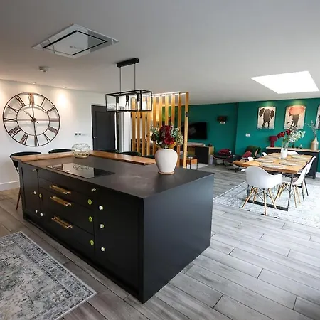 Stunning Family With Hot Tub In Worsley