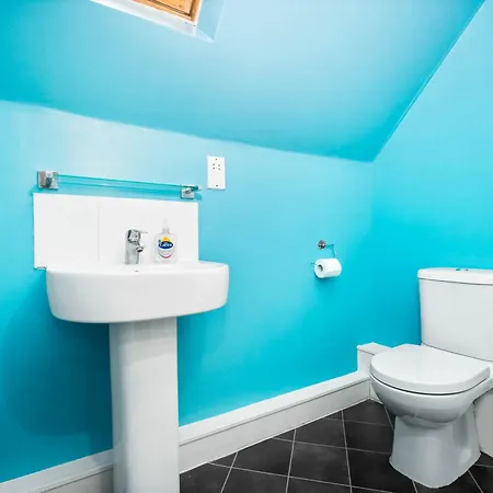 펜션 Stylish Manchester 4 Bed House With Garden - 4 Doubles Beds & 1 Single Bed - Sleeps 9 - Salford - Free Parking - Smart Tvs In Every Bedroom - Free Netflix - 6 Min To City Centre, Close To Trafford Centre, Etihad Stadium, Manchester Arena, Clubs & Mor