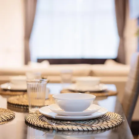 펜션 Modern 3 Bedroom House In Salford, Sleeps 6, 16 Minutes From Centre, Free Parking And Wi-fi, Weekly & Monthly Stays, Great Rates Available At Peachy
