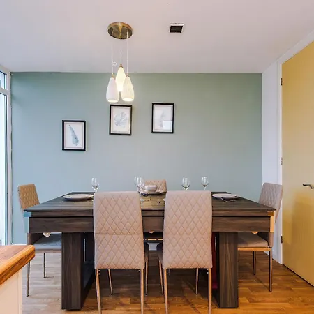 Сasa de vacaciones Stylish House In With Pool Table