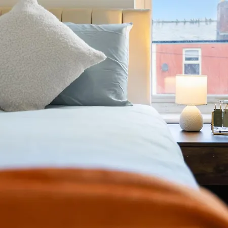 Manchester 2 Bedroom 5 Beds House 10 Minutes Away From City Centre And Hospitals On Street Parking ,Great For Long Term Stays Contractors And Hospital Workers * 曼彻斯特