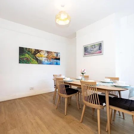 Steps From Old Trafford - Modern Μάντσεστερ