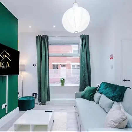 Modern 2-bed House Near Centre - Sleeps 6 *