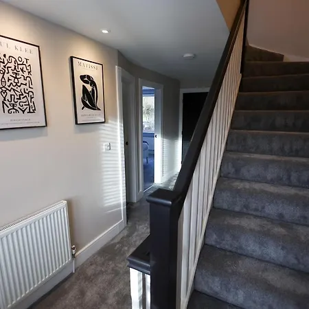 Stunning Family With Hot Tub In Worsley *