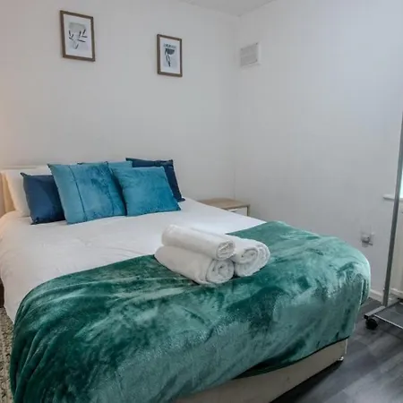 Stylish 3br In Swinton - Free Parking