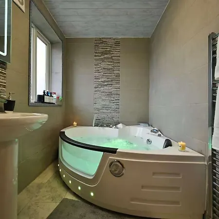 Elegant With Hot Tub
