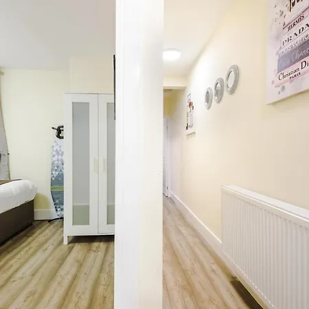 بيت للعطل Sleeps 13, Free Parking, Near Etihad & C0-0p Live, 4br