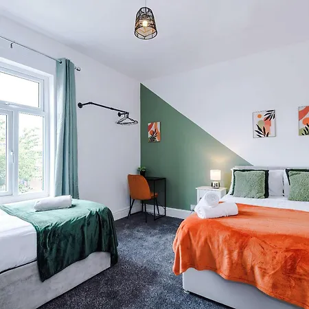 Spacious 3 Bed In By 53 Degrees Property, Perfect For Group Stays, Sleeps 8 With Free Parking!