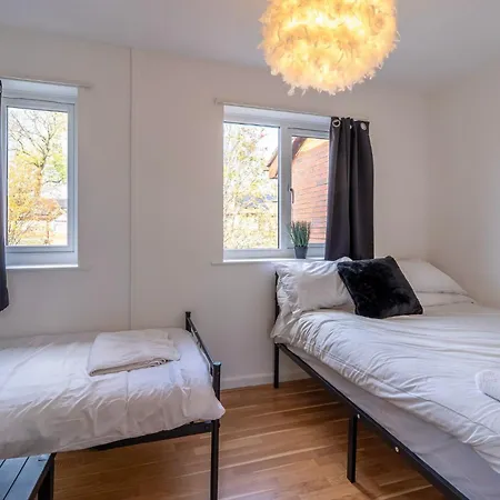 2br House Contractors Parking Wifi Holiday home Manchester