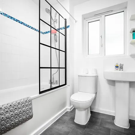 Stylish 4 Bed House With Garden - 4 Doubles Beds & 1 Single Bed - Sleeps 9 - Salford - Free Parking - Smart Tvs In Every Bedroom - Free Netflix - 6 Min To Centre, Close To Trafford Centre, Etihad Stadium, Arena, Clubs & Mor Manchester