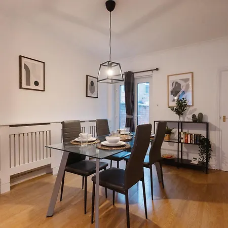 Modern 3 Bedroom House In Salford, Sleeps 6, 16 Minutes From Centre, Free Parking And Wi-fi, Weekly & Monthly Stays, Great Rates Available At Peachy 맨체스터
