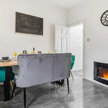 度假居 Manchester 2 Bedroom 5 Beds House 10 Minutes Away From City Centre And Hospitals On Street Parking ,Great For Long Term Stays Contractors And Hospital Workers