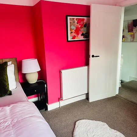 Casa de Férias Getaway Bright & Spacious With Parking Manchester