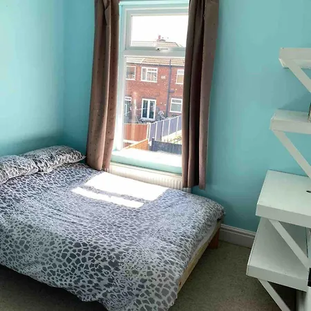 בית נופש Lovely Victorian House In Levenshulme, *