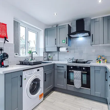 Stylish 2br House For 4 In With Parking * Manchester