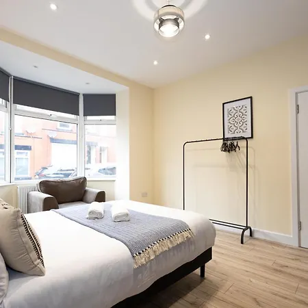 Spacious 4br Perfect For Groups & Contractors Ferienhaus