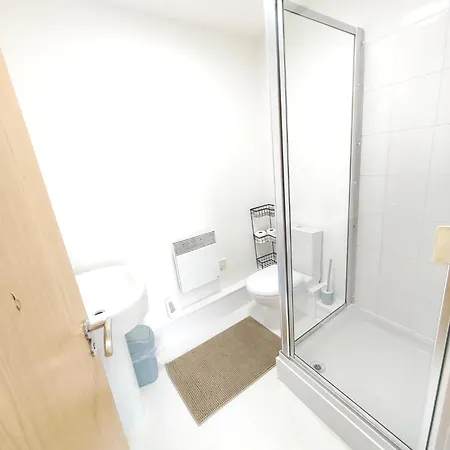 Modern Private In Shared 2 Bed Flat Camp St *