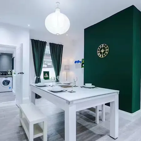 Modern 2-bed House Near Centre - Sleeps 6 Prázdninový dům