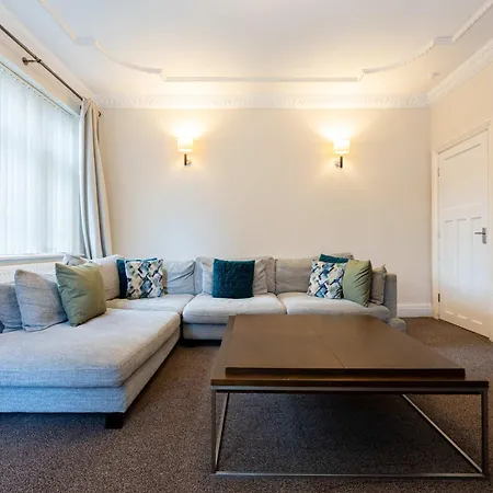 Detached House In Prestwich Sleeps 10 With Parking Holiday home