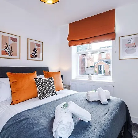 Modern 6 Bed House With Ensuites By 53 Degrees Property, Perfect For Business And Groups Manchester