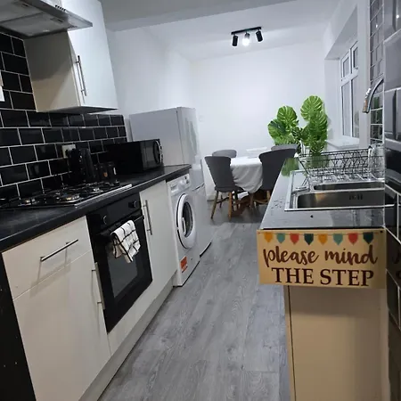 Dom wakacyjny Spacious 3Br Home With Free Parking Ideal For Business & Contractor Stays Sleeps Up To 6 *