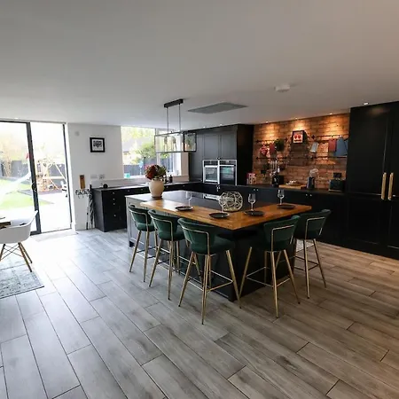 Holiday home Stunning Family With Hot Tub In Worsley Manchester