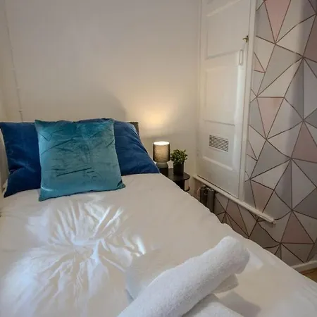 Holiday home Stylish 3br In Swinton - Free Parking *