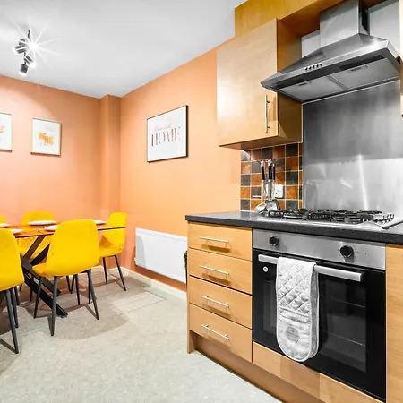 Vakantiehuis Stylish 4 Bed House With Garden - 4 Doubles Beds & 1 Single Bed - Sleeps 9 - Salford - Free Parking - Smart Tvs In Every Bedroom - Free Netflix - 6 Min To Centre, Close To Trafford Centre, Etihad Stadium, Arena, Clubs & Mor Manchester