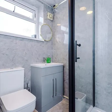 Pearl Reside - Sleeps 5, Free Parking & 5 Mins Centre