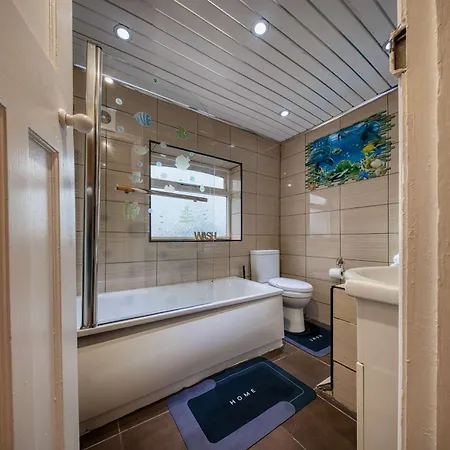 Casa vacanze 3 Bedrooms Sleeps 7 Free Parking