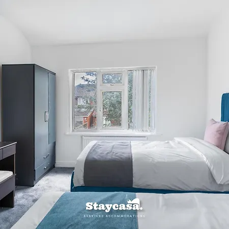 Spacious 4-bed Near Didsbury بيت للعطل *