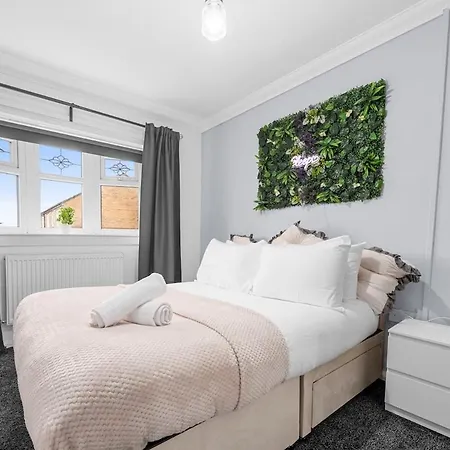 The Vibe & Play Hangout - Hot Tub Retreat 度假居 *