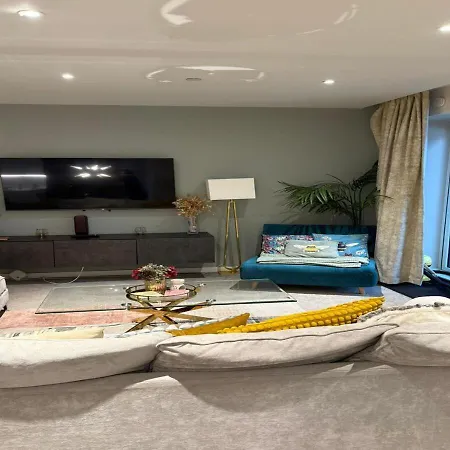 Stylish Townhouse With Parking - Pass The Keys 펜션 *