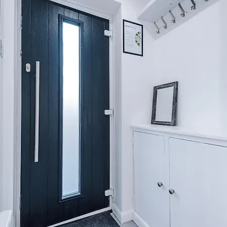 Stylish 2br House For 4 In With Parking Manchester