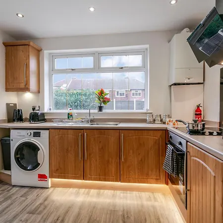 Konukevi Spacious 4 Bed Ideal For Business & Long Term Stays, Free Parking Manchester