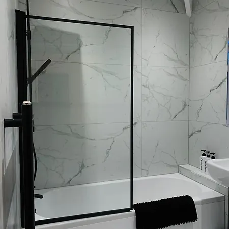 Modern 3-br On Edge Of Center With Free Parking 曼彻斯特