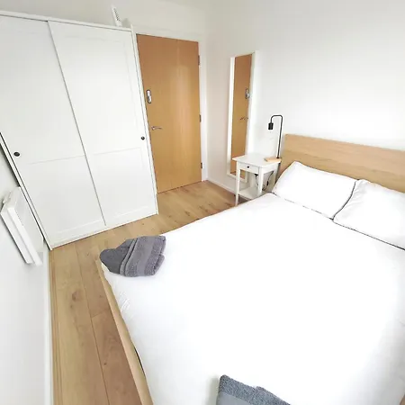 Modern Private In Shared 2 Bed Flat Camp St Homestay *