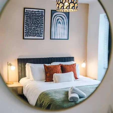Spacious 4Br Home - Walk To Metrolink - Free Parking - Sleeps 8 * Manchester