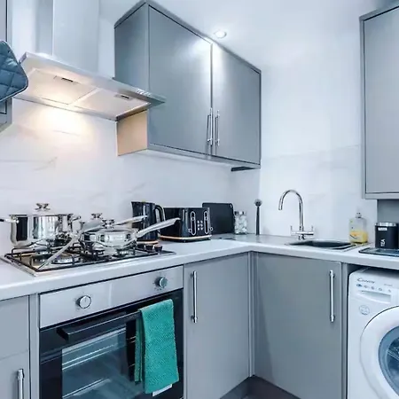 Modern 2-bed House Near Centre - Sleeps 6 *