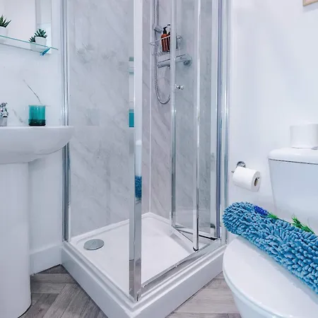 Modern 6 Bed House With Ensuites By 53 Degrees Property, Perfect For Business And Groups Manchester