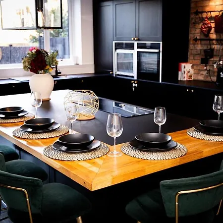 Stunning Family With Hot Tub In Worsley * 맨체스터