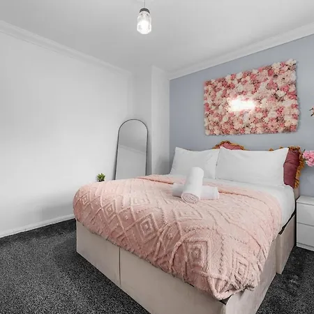 The Vibe & Play Hangout - Hot Tub Retreat בית נופש *