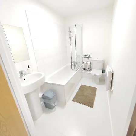 Modern Private In Shared 2 Bed Flat Camp St Homestay