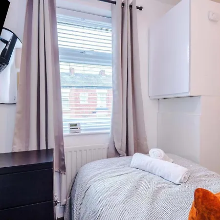 Spacious 4Br Home - Walk To Metrolink - Free Parking - Sleeps 8 *