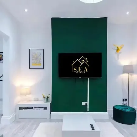 Modern 2-bed House Near Centre - Sleeps 6 Manchester