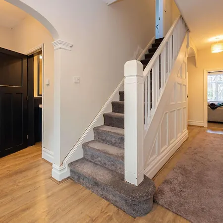 Detached House In Prestwich Sleeps 10 With Parking